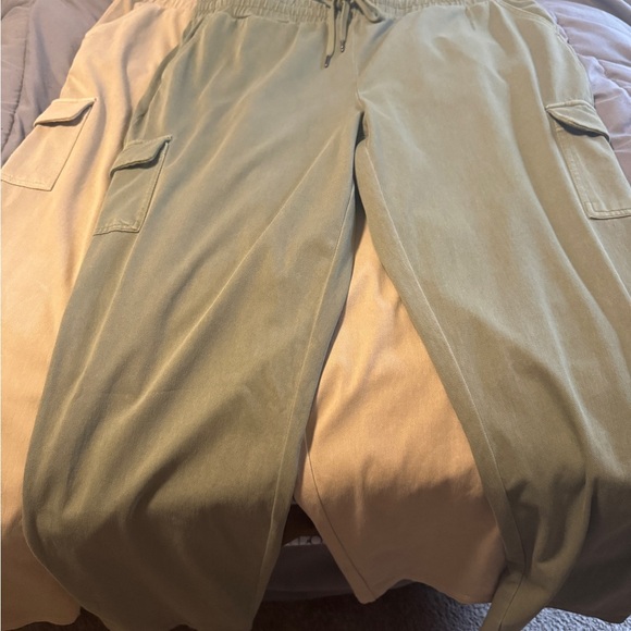 2 pairs 32 Degrees XL women’s Cargo Pants - tan and olive - Picture 1 of 8